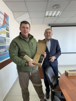 Сегодня Дирекция спортивных сооружений вручила портативные рации нашим смелым ребятам, которые находятся на специальной операции в 30-й гвардейской артиллерийской бригаде, 2-ом гаубично-самоходном дивизионе, 6-й батарее в/ч...