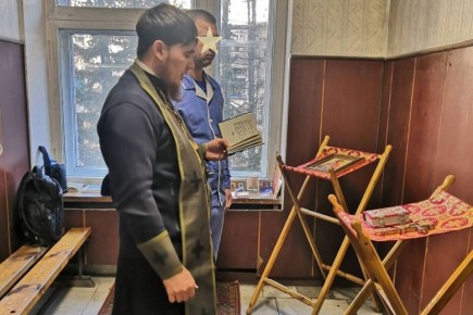 В Улан-Удэ священник посетил госпиталь в Сосновом Бору